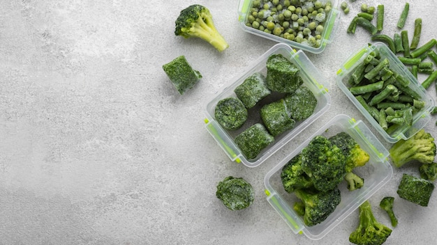 Disposición de alimentos verdes congelados.