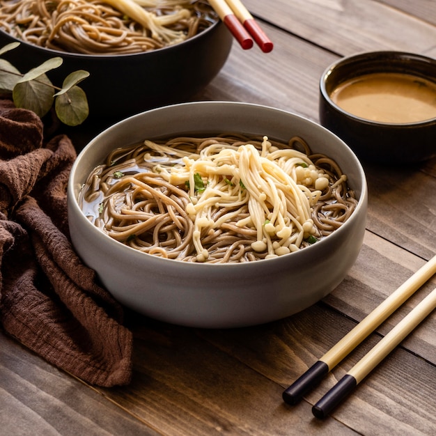 Disposición de alto ángulo de fideos sobre una mesa