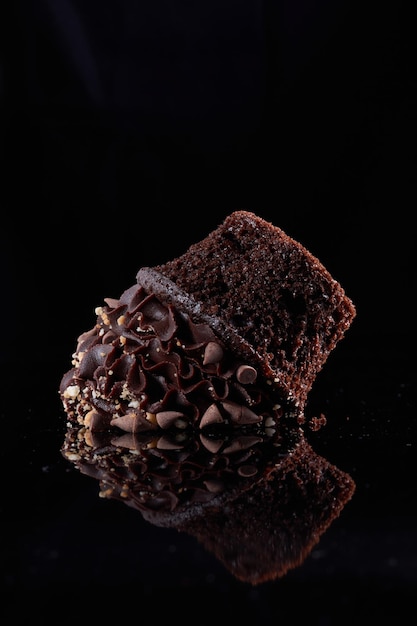 disposición de la corteza chocolate confitería muffins negros