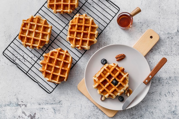 Disposición de deliciosos productos para el desayuno.