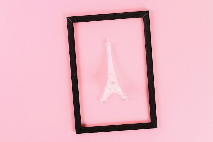 Foto disposición del día de san valentín. marco negro con la torre eiffel en fondo del rosa en colores pastel. día de san valentín