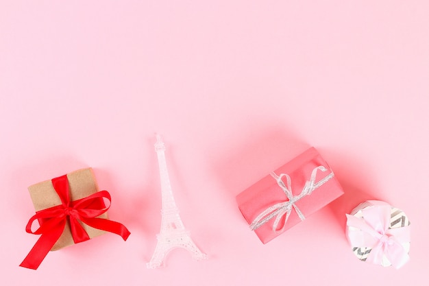 Disposición del día de san valentín. Regalos, corazones, torre eiffel sobre un fondo rosa pastel. Día de San Valentín