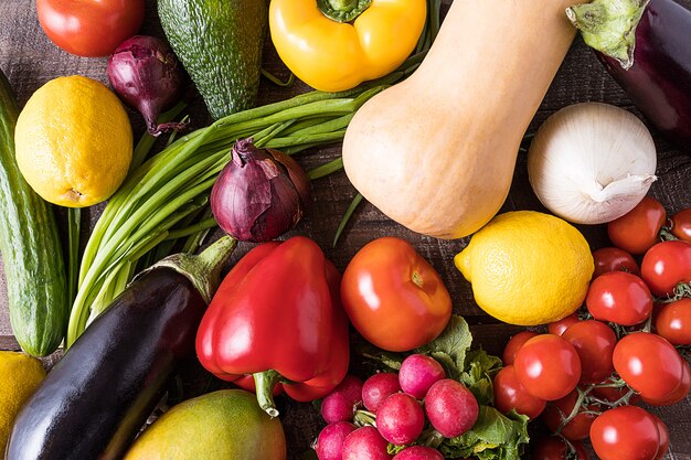 Disposición con diferentes verduras en mesa de madera vieja.