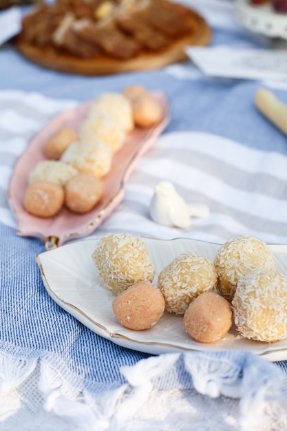 Disposición de dulces a mano sin azúcar en platos.