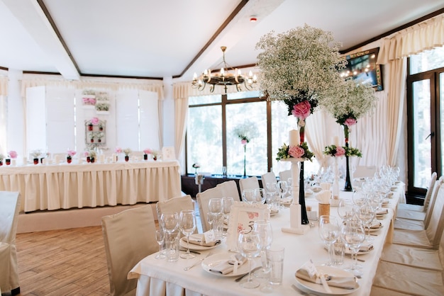 Disposición elegante de la mesa y catering en la recepción de la boda Decoración de la boda en el restaurante