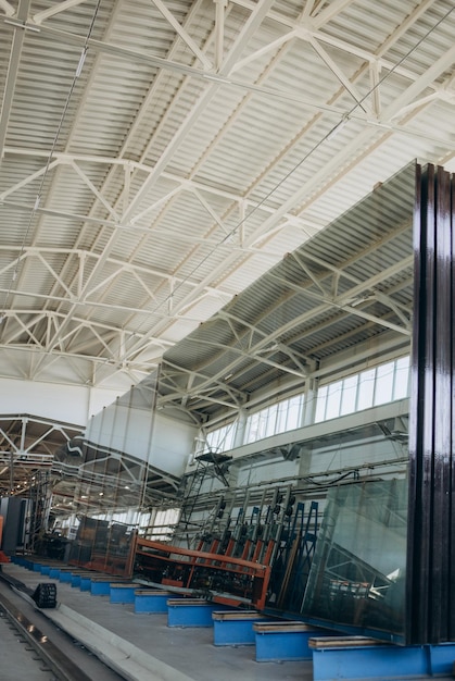 Disposición de grandes láminas de vidrio en una fábrica de fabricación de ventanas de vidrio