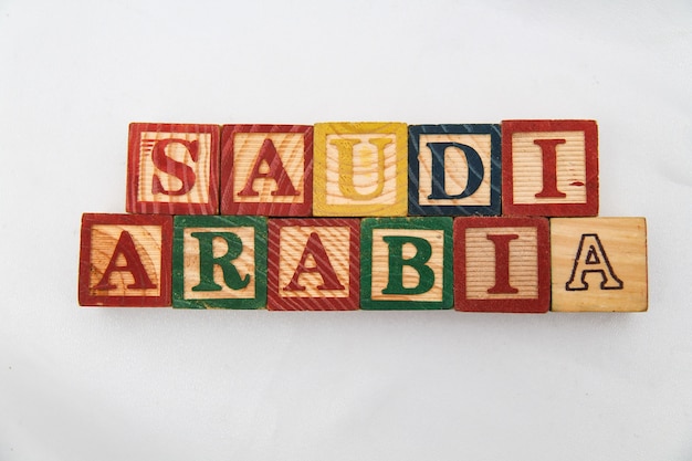 La disposición de letras forma palabra, &quot;ARABIA SAUDITA&quot;