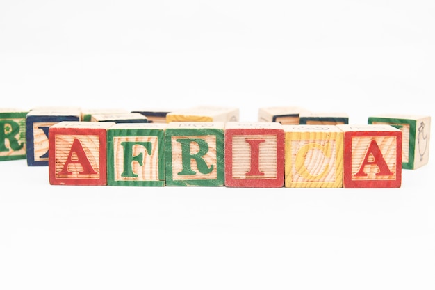 La disposición de las letras forma una sola palabra, &quot;ÁFRICA&quot;