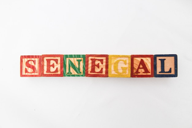 La disposición de las letras forma una sola palabra, &quot;SENEGAL&quot;