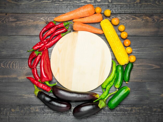 Disposición de mesa de una variedad de frutas y verduras frescas clasificadas por colores