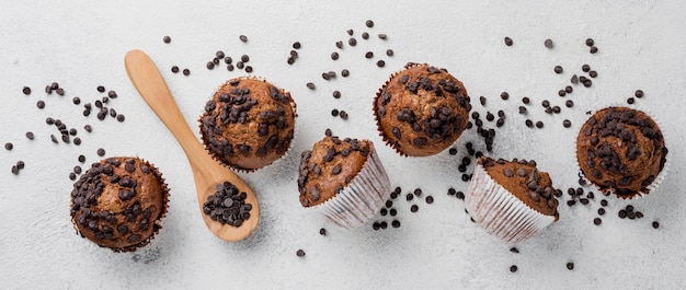 Foto disposición de muffins de chispas de chocolate plano