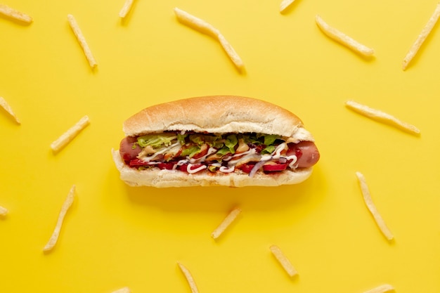 Foto disposición plana con hot dog y papas fritas