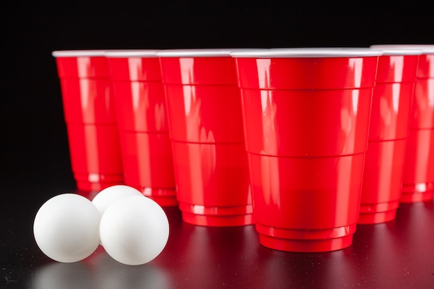 La disposición de vasos de plástico rojo para el juego de beer pong