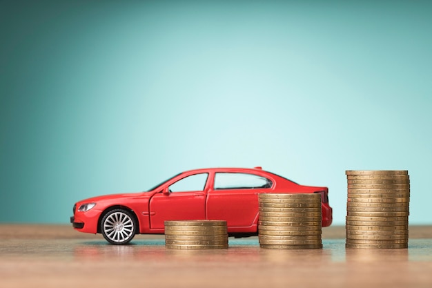 Foto disposición de vista frontal de elementos financieros con coche rojo