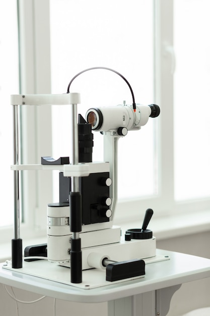 Dispositivo alto e complicado para diagnósticos oftalmológicos intensos