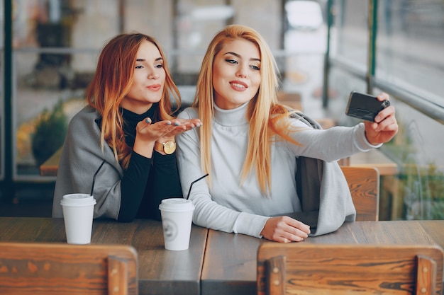 Dispositivo blonde bebida tecnologia pessoas