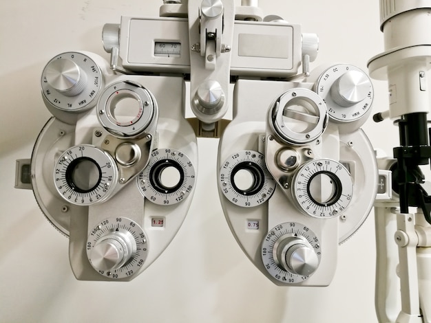 Dispositivo de medição de visão optometria bifocal em background branco
