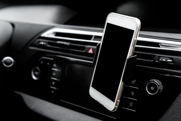 Dispositivo de smartphone moderno montado no suporte do telefone no painel do carro