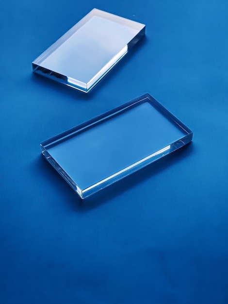 Dispositivo de vidro transparente em tecnologia futura de fundo azul e design de maquete de tela abstrata