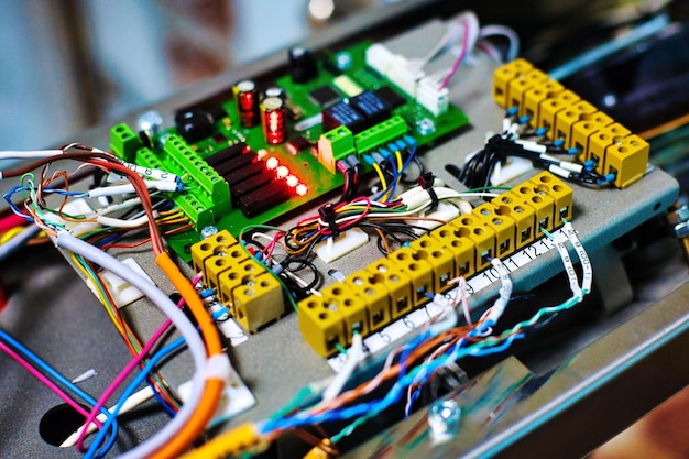 Dispositivo electrónico con primer plano de cables y chips