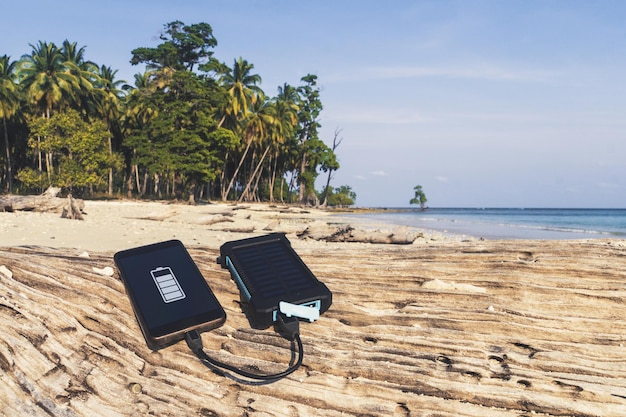 Dispositivo de energía solar de batería sobre un fondo