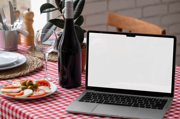 Foto dispositivo con espacio para copiar la mesa con comida.