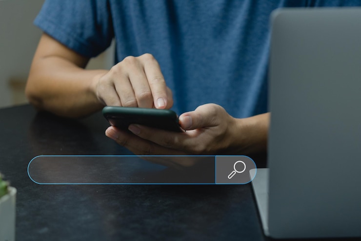 Foto dispositivo con icono de teléfono para búsqueda de tecnología en un navegador en línea información seo planificación empresarial conexión de comunicación virtual web red de internet motor de navegación móvil social
