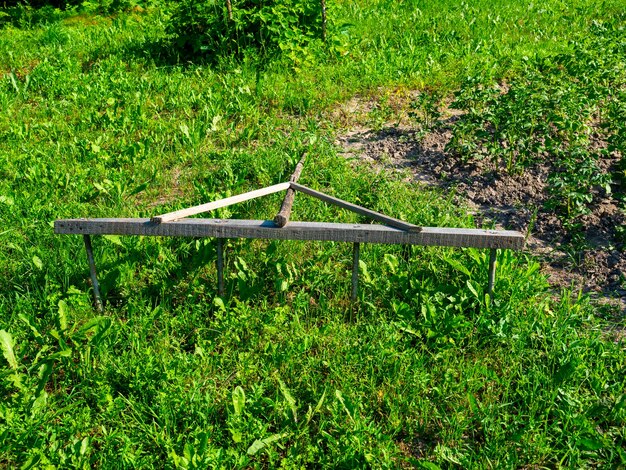 Un dispositivo de madera para marcar las camas en el campo manualmente. Antiguos dispositivos de agricultura