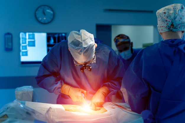 Dispositivo médico automatizado moderno. Sala cirúrgica em hospital com equipamento de tecnologia robótica, neurocirurgião braço mecânico. Médico no trabalho.