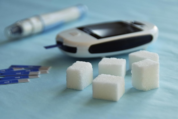 Un dispositivo para medir el azúcar en la sangre. Glucómetro Diabetes mellitus.