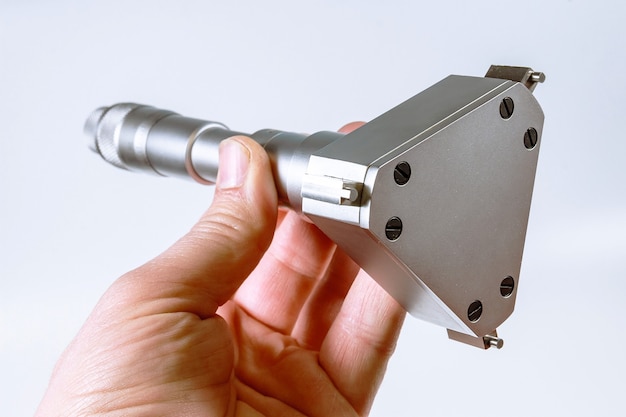 Dispositivo micrométrico de calibración para medir con precisión el diámetro del orificio