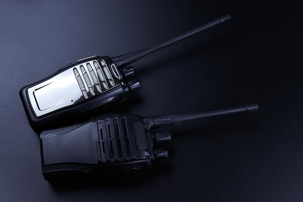 Dispositivo portátil de retângulo preto com antena isolada no transceptor de rádio de fundo preto definido para rádio de comunicação conjunto walkietalkie