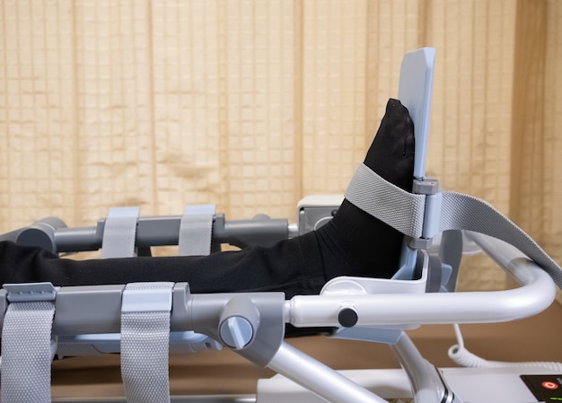 Foto dispositivo de rodilla cpm, rehabilitación después de una cirugía de rodilla