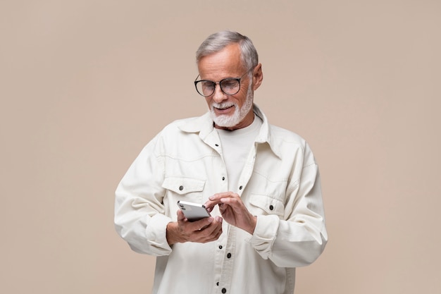 Foto dispositivo de sujeción de hombre de tiro medio