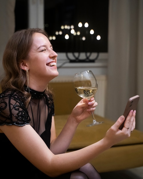 Foto dispositivo de sujeción de mujer sonriente de tiro medio