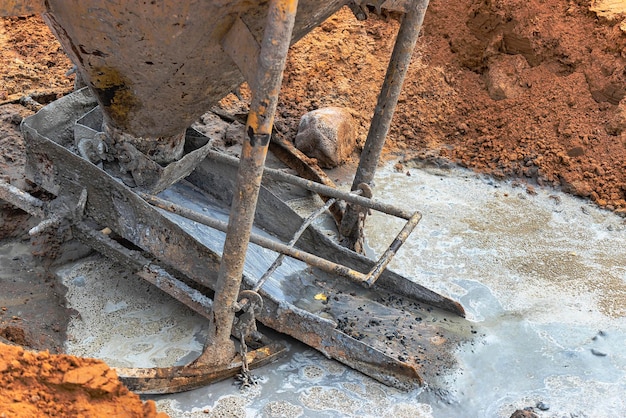 Un dispositivo para suministrar hormigón con una grúa o un cargador durante la construcción de una cimentación Relleno de la cimentación continua de un edificio residencial