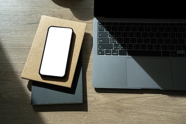 dispositivo de visualización de pantalla en blanco de teléfono móvil inteligente en la mesa Maqueta para el diseño de texto del anuncio y el logotipo