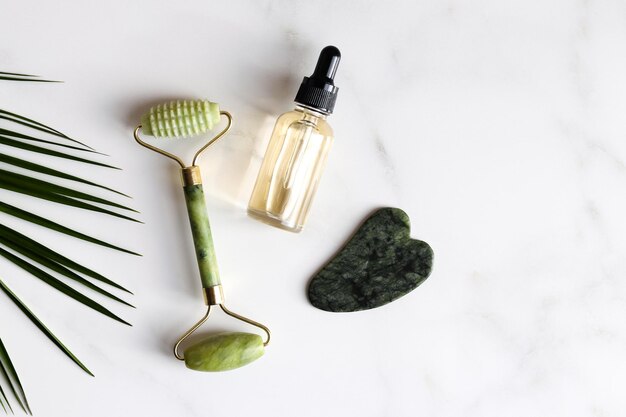 Dispositivos especiais para pedra de rolo facial gua sha jade para massagem e óleo essencial na mesa de mármore