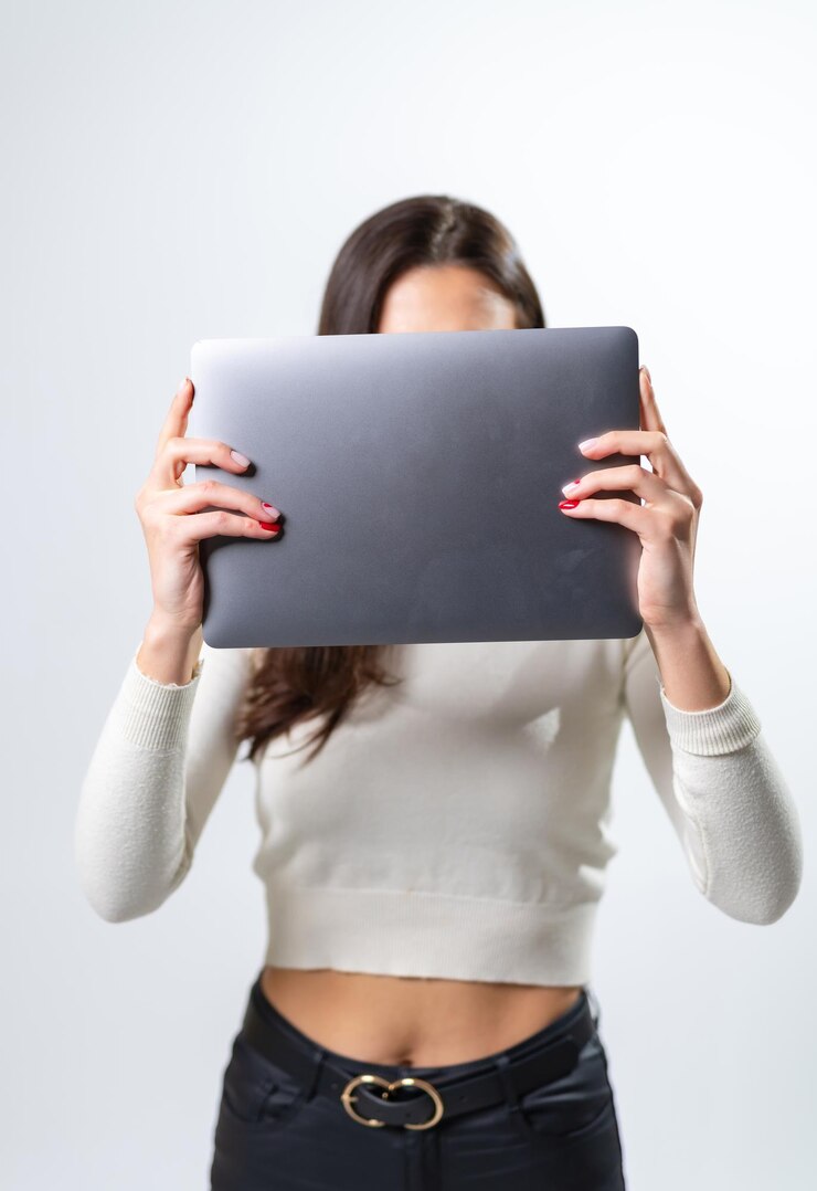 Foto dispositivos informáticos de tecnología moderna computadora portátil gris en manos de mujer