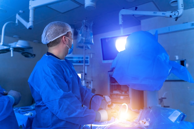 Dispositivos médicos. Concepto de diseño interior del hospital. Interior de quirófano en clínica moderna. Operación de realización del doctor.