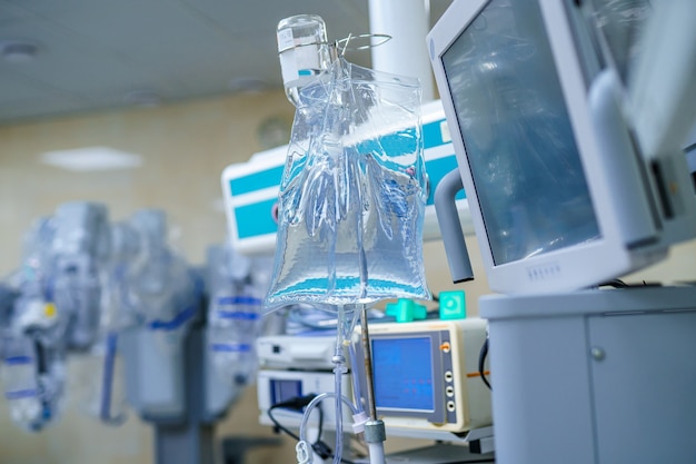 Dispositivos médicos, concepto de diseño interior del hospital. Interior del quirófano en la clínica moderna, pantalla.