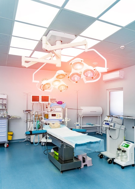 Dispositivos médicos de emergencia en el quirófano moderno Sala de hospital de cirugía