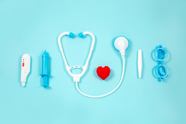 Dispositivos médicos de juguete en azul. Instrumentos médicos para niños.
