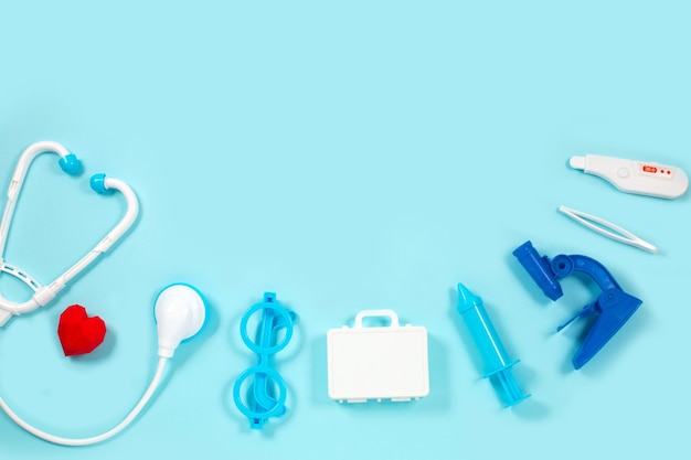 Dispositivos médicos de juguete en azul. Instrumentos médicos para niños.