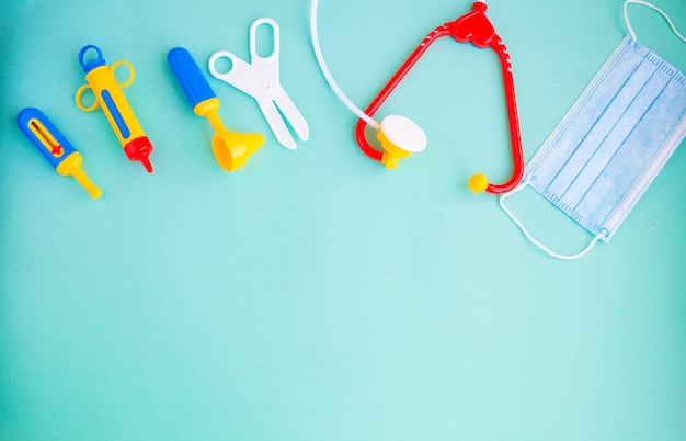 Dispositivos médicos de juguete sobre un fondo azul. Instrumentos médicos para niños. Concepto de médico de niños.