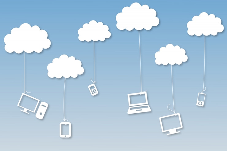 Foto dispositivos multimedia colgando de las nubes