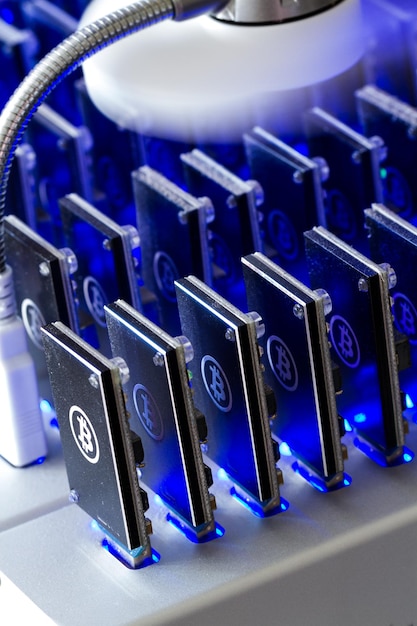 Foto dispositivos usb de mineração bitcoin em uma fileira com pequenos ventiladores.