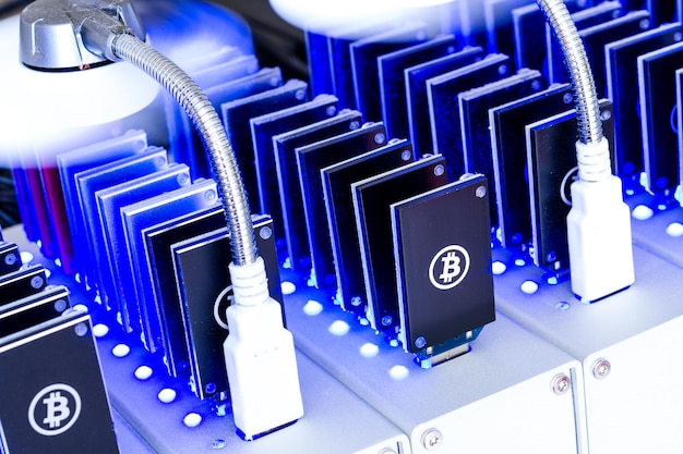 Dispositivos USB de mineração Bitcoin em uma fileira com pequenos ventiladores.