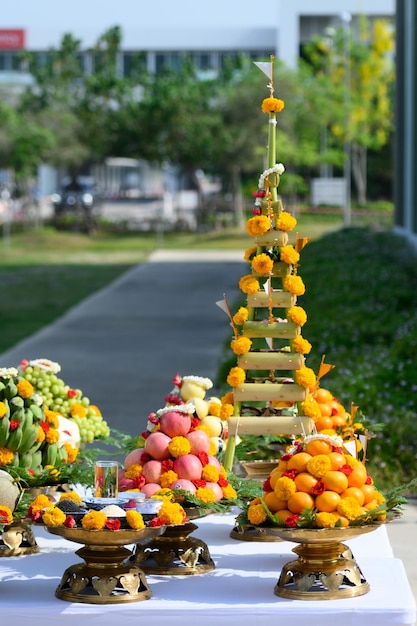 Se dispusieron diversas frutas y ofrendas para la ceremonia de adoración de los dioses del hinduismo.