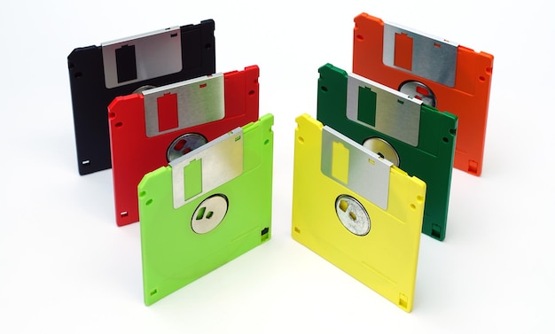 Disquete sobre fondo blanco en los diferentes colores